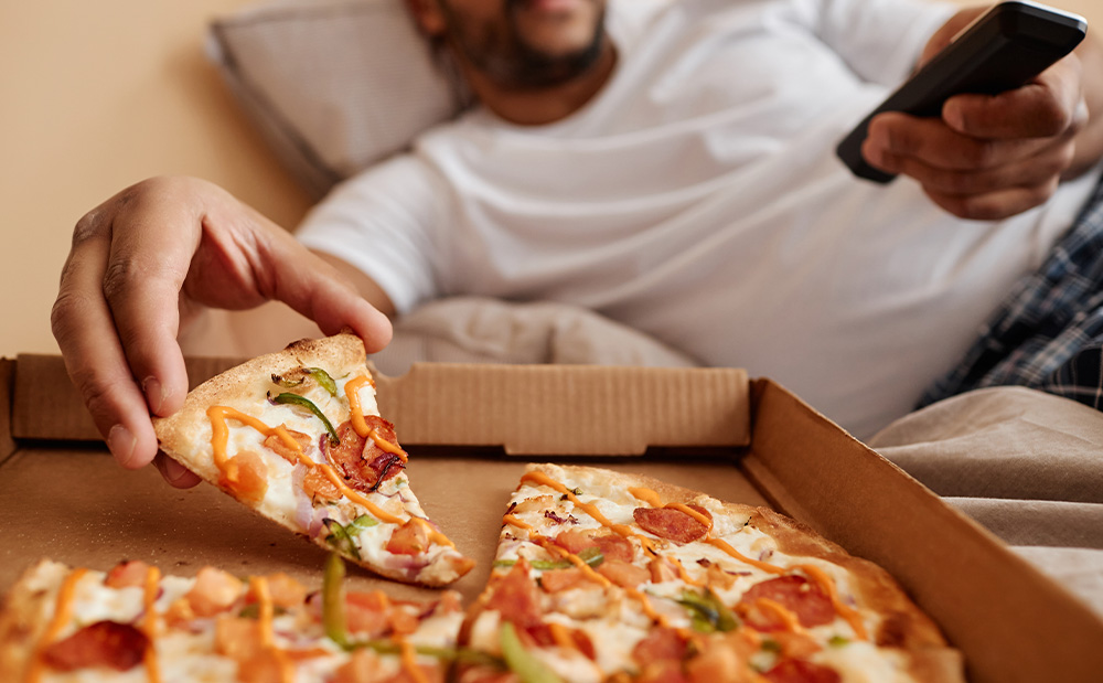 睡前吃东西真的会变胖吗？分情况分析