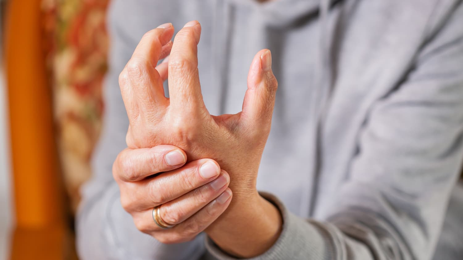 “磨损”与“炎症”：骨关节炎和类风湿关节炎，谁才是更难缠的对手？