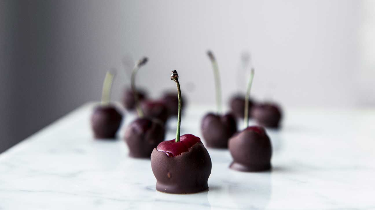 多酚类化合物：食物来源及其对眼部微血管的保护