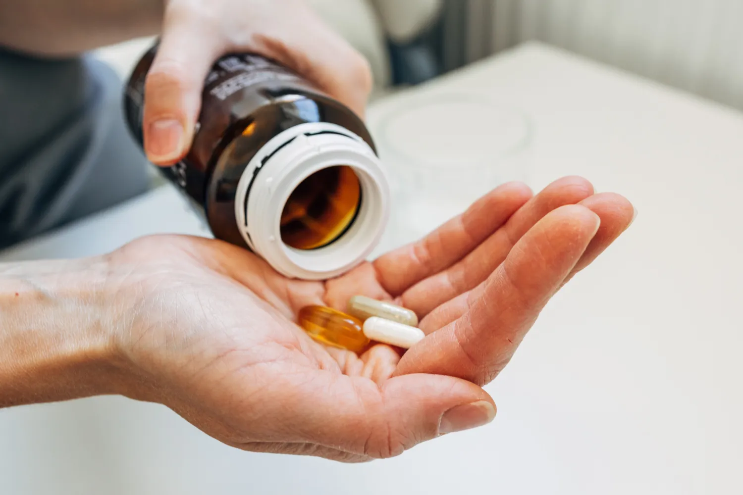 骨头脆得像饼干？钙和维生素D的“双人舞”，少了一个你都得骨折！