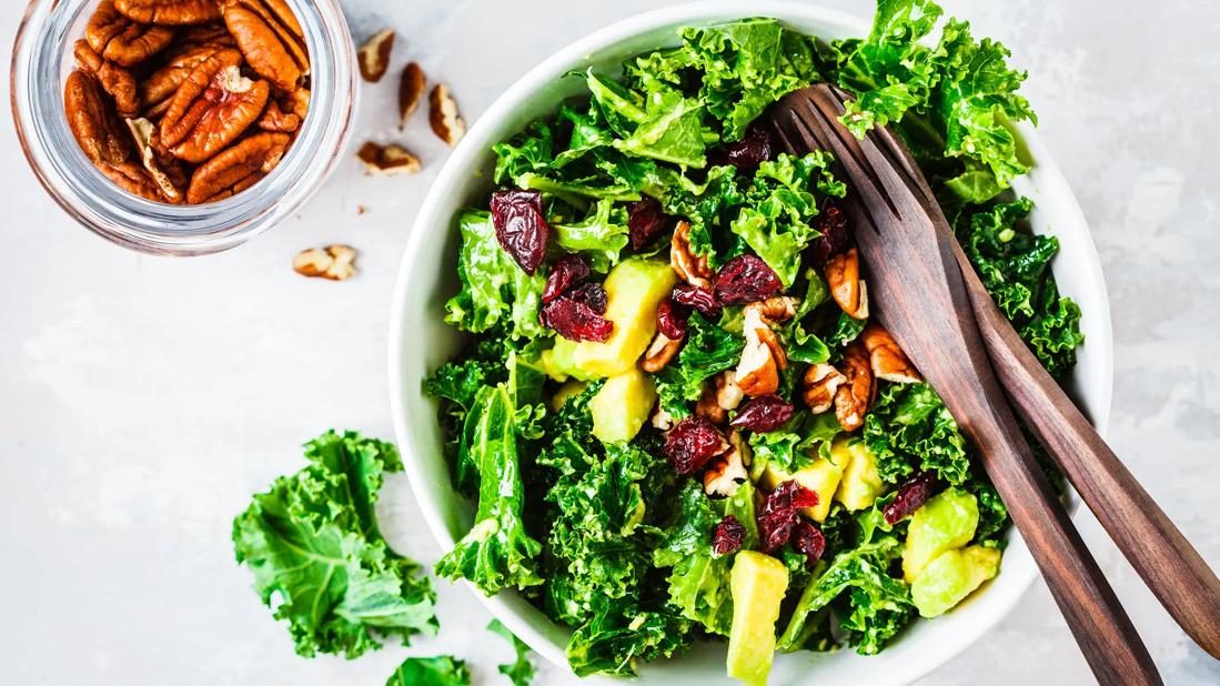 别再拿这种“嚼不动”的草当点缀了！这颗十字花科的“营养核弹”，仅需每天吃够1个拳头大小，就能让你的眼睛和肠道重回20岁